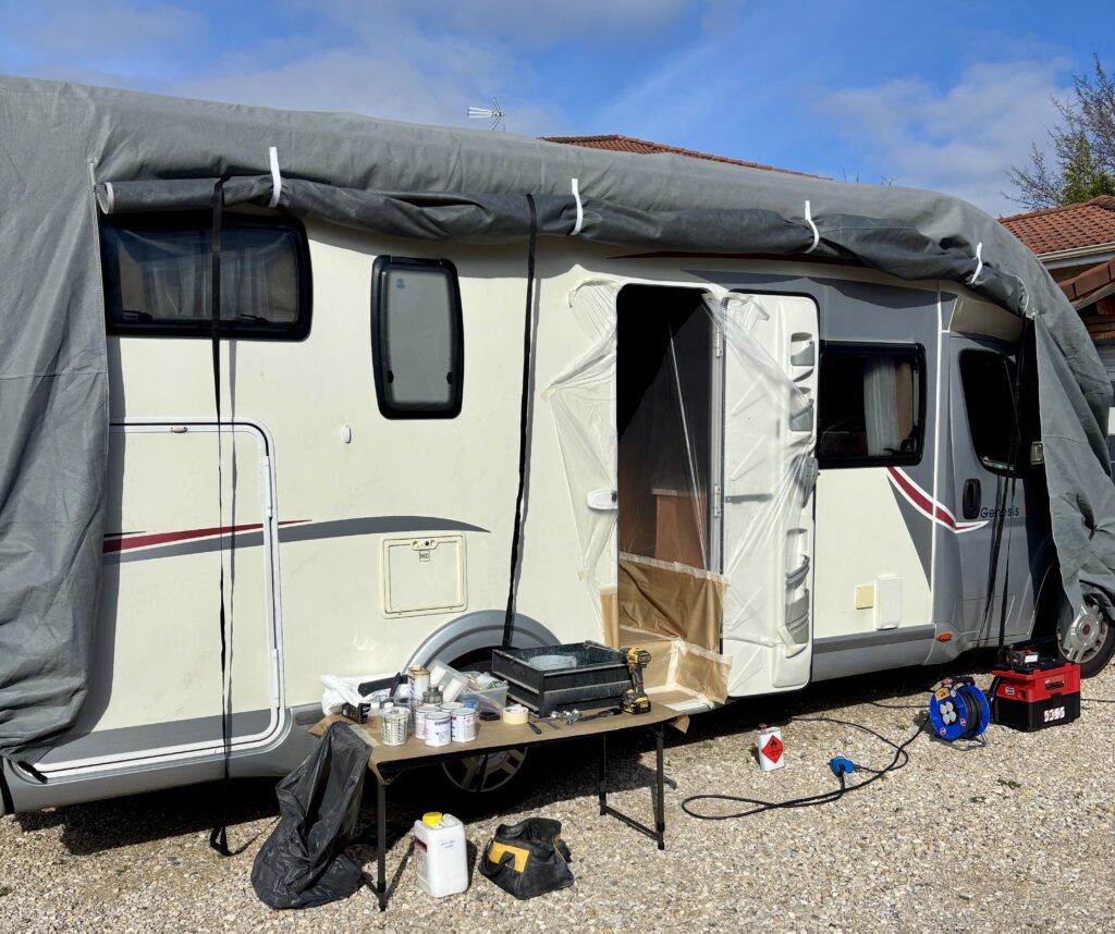 Réparation d'un bac de douche de camping car chez le client